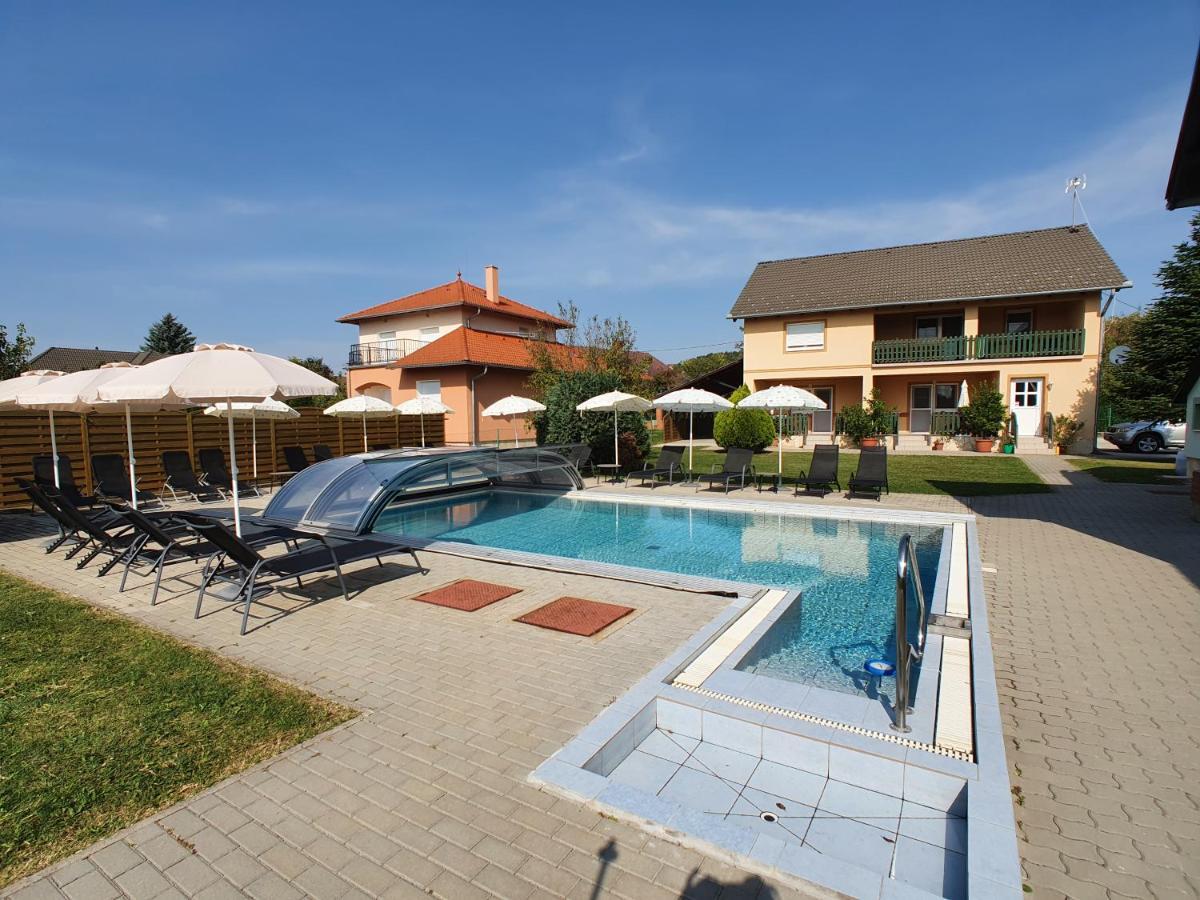 Krisztián Apartmanház Vonyarcvashegy Esterno foto
