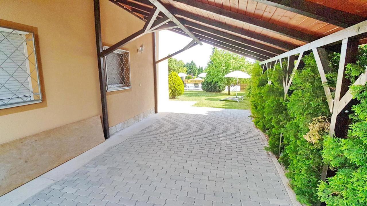 Krisztián Apartmanház Vonyarcvashegy Esterno foto