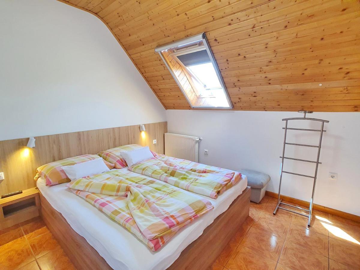 Krisztián Apartmanház Vonyarcvashegy Esterno foto